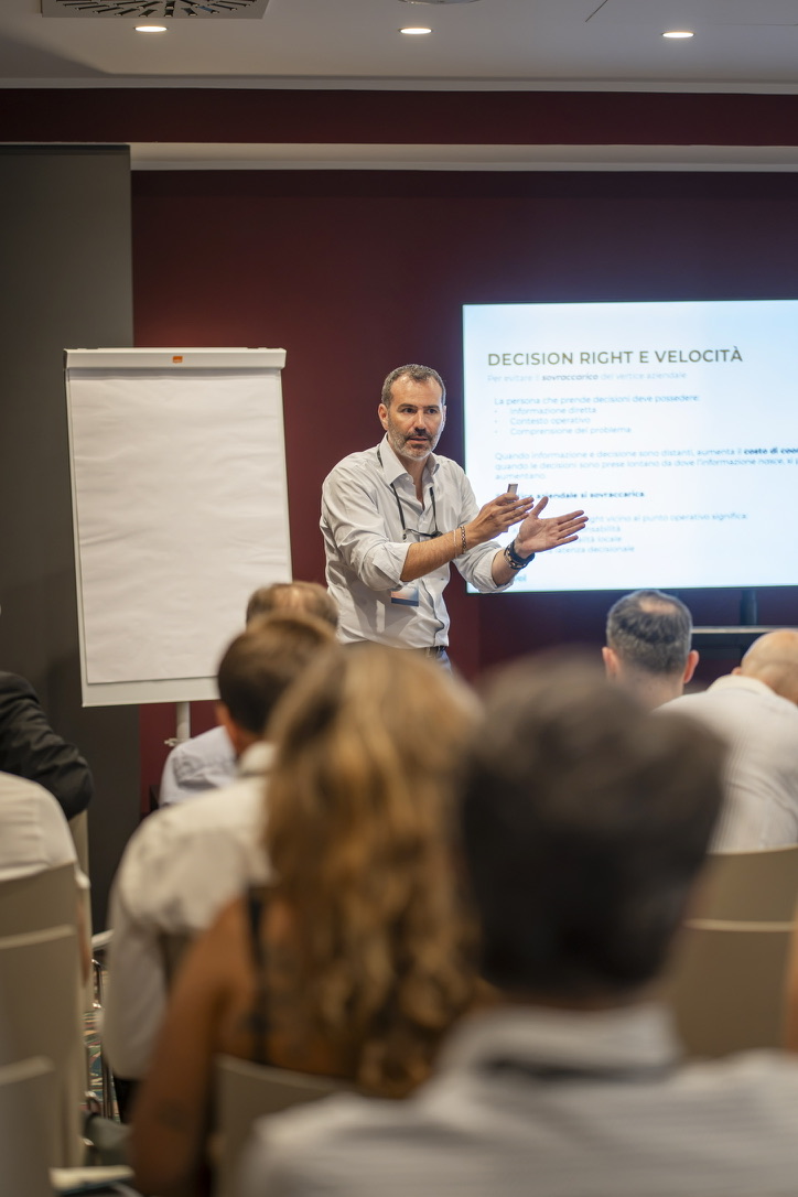 Pierluigi Scardazza conduce una sessione Academy sul decision making davanti ai partecipanti