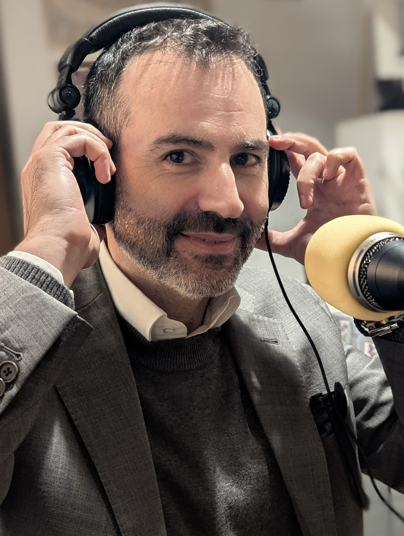 Pierluigi Scardazza al microfono durante la registrazione di Start-Up Capitale